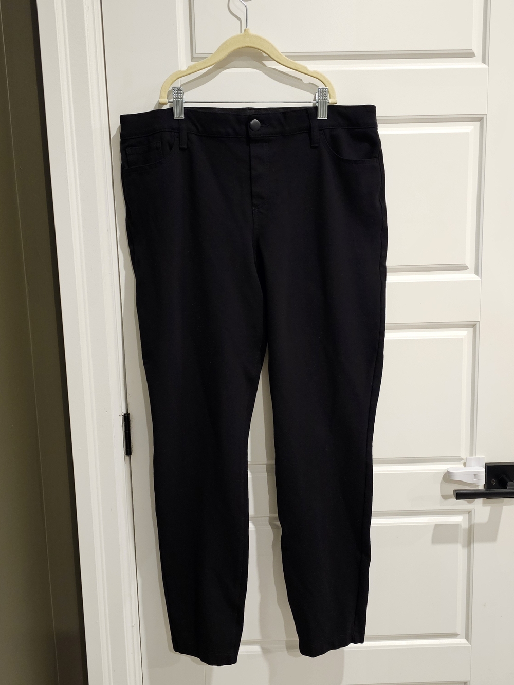 Ricki's Black Straight Leg Stretchy Pant- Size Large